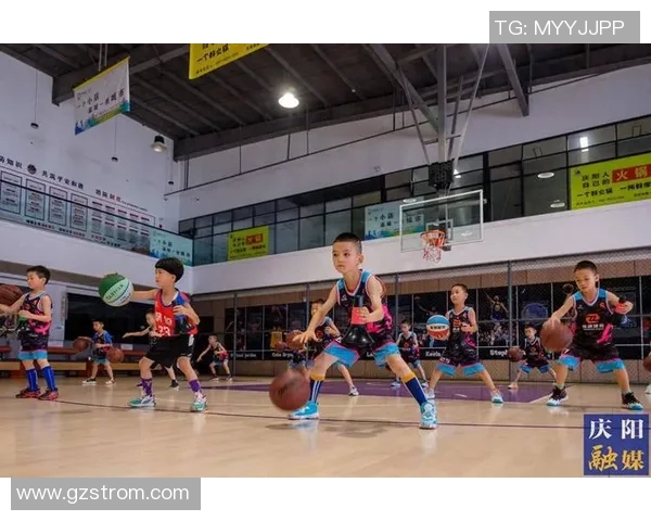 双手运球技艺超群的篮球明星们如何在赛场上展现个人风采与团队协作