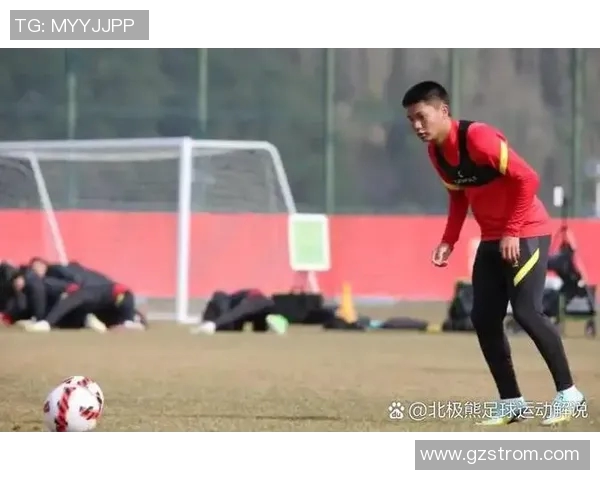 女生追星足球明星是否应该主动索要签名的思考与建议